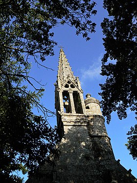 La fachada occidental y el campanario de la Chapelle de la Véronique de Bannalec.