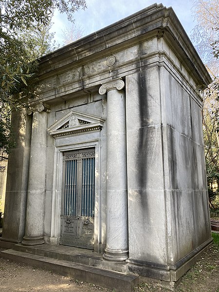 File:Cheylesmore mausoleum in Highgate Cemetery.jpg