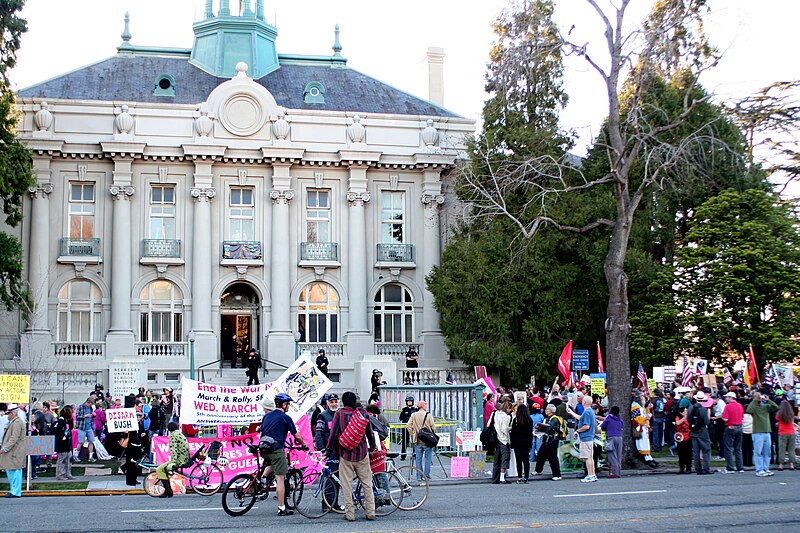 File:Code Pink and pro-Marine protesters.jpg