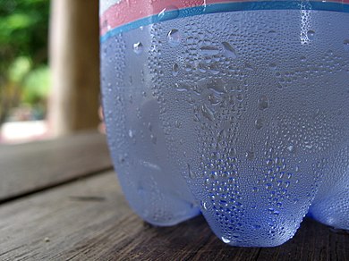 390px-Condensation_on_water_bottle.jpg