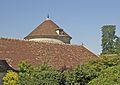 1435) Toits de tuile des dépendances et pigeonnier du château de Champs-sur-Marne, Seine-et-Marne. 22 juin 2012