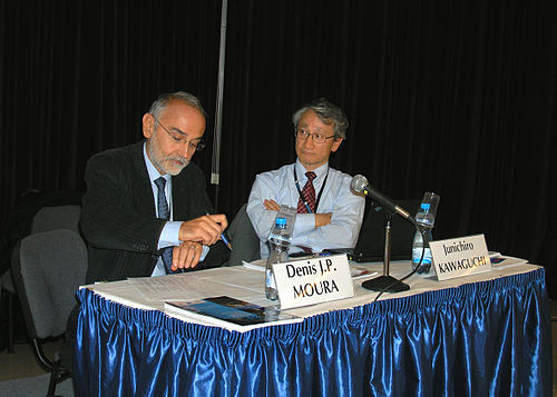 2010年10月1日、国際宇宙会議にてデニス・モウラ（左）と Wikipediaより