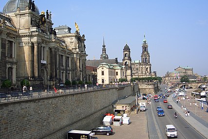 Blick auf die Brühlsche Terrasse von Osten: Kunstakademie (links), dahinter Sekundogenitur (Bildmitte) und Ständehaus. Im Hintergrund Hofkirche und Semperoper.