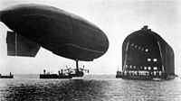 Dirigeable américain DN-1 rejoignant son hangar flottant, 1915.