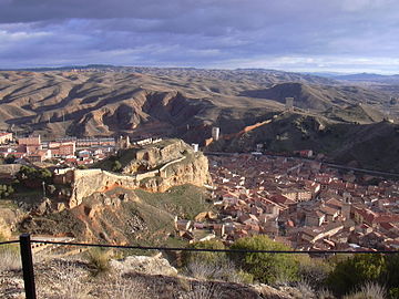 Vista de Daroca desde lo alto con el Castillo Mayor en el centro / View of Daroca with ruins of moorish castle in the middle→