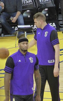 Cole Aldrich (destra) in allenamento con i Sacramento Kings nel 2013 insieme a DeMarcus Cousins (sinistra)