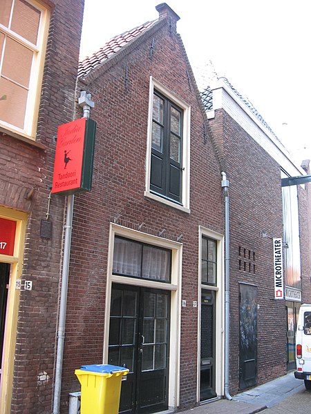 File:Delft - Kerkstraat 16-17.jpg