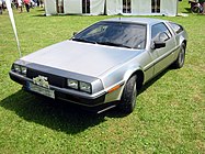 Parte frontal dun DeLorean.