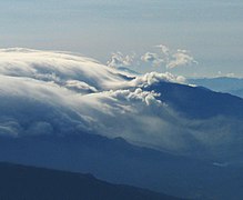 Вулкан Бару в хмарах