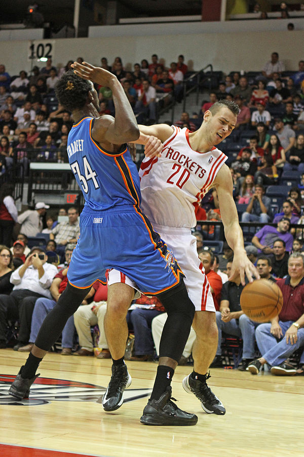 Motiejūnas versus Hasheem Thabeet in October 2012