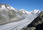 Jungfrau dari selatan dengan Gletser Aletsch antara Dreieckhorn (kiri depan) dan Mönch