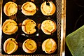 Dutch babies v malém provedení, připravené ve formě na muffiny