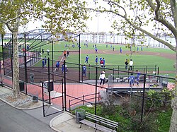 公園には、野球、フットボール、サッカー、バスケットボール、テニス及びランニングのための多数の競技場がある