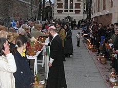 復活大祭に、信者が持ち寄った食品の入った籠を、司祭がイソプを使い聖水を撒いて成聖している（リヴィウ、2007年4月7日）。