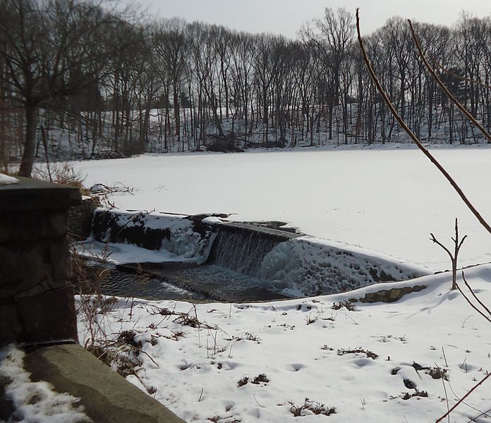 File:Echo Lake Park NJ dam with water and frozen lake.JPG