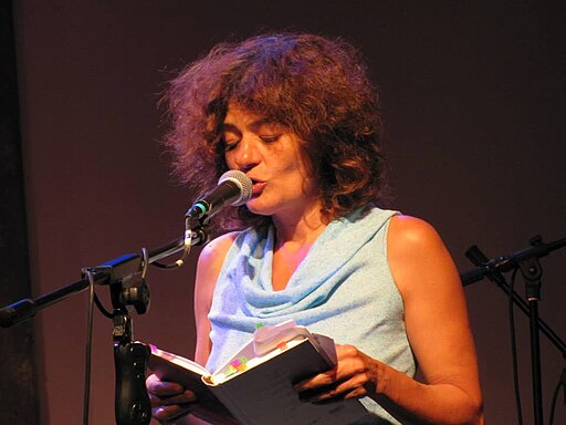 Efrat Mishori reading poetry photo Esra Levi