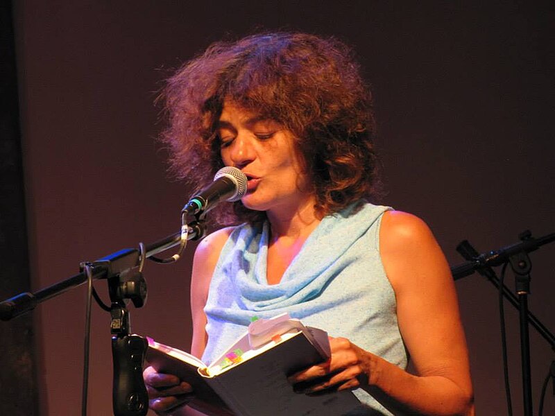 File:Efrat Mishori reading poetry photo Esra Levi.jpg