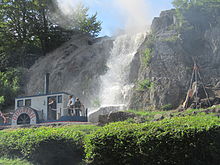 Szene mit Dampfschiff und Wasserfall aus der Aufführung von „Der Schatz im Silbersee“ (2015)