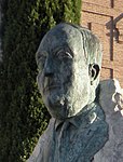 Escultura de Luis Astrana Marín, en Alcalá de Henares (España) (cropped).jpg