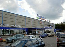 Koivistonkylässä oli Eka-Market, myöhemmin Euromarket, vuosina 1977–2009. Nykyisin rakennuksessa on Prisma.