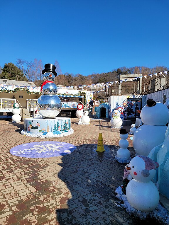 File:Everland snowman world (1).jpg - Wikimedia Commons