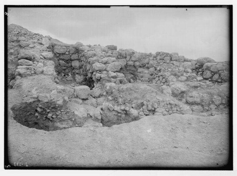 File:Excavations at Tell Beit Mirsim (Kirjath-Sepher) 1926. Great east gate LOC matpc.05724.tif