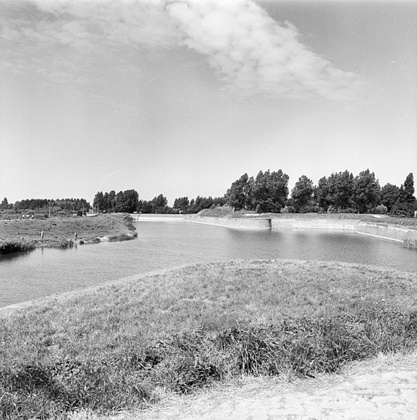 File:Exterieur WESTELIJKE BEER BIJ CONINCKX BOLWERK, ZUIDZIJDE - Hellevoetsluis - 20293715 - RCE.jpg