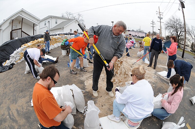 File:FEMA - 34489 - Residents fill sandbags in Missouri.jpg