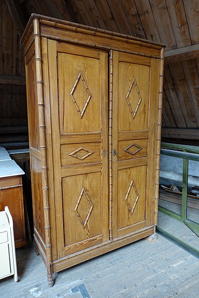 File:Faux bamboe kast.jpg