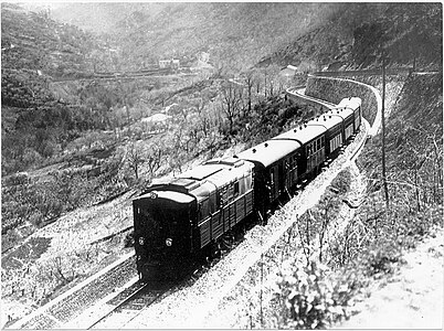 Locomotiva Diesel Fiat al traino di un treno passeggeri