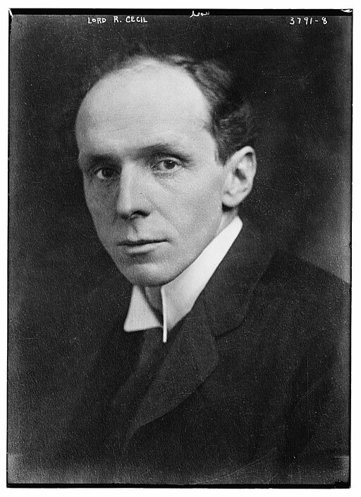 FileRobert Cecil, 1st Viscount Cecil of Chelwood looking left circa 1915