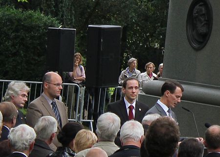 Flensburger Löwe - Wiedereinweihung - Michael Zenner, Simon Faber, Christian Dewanger und Prinz Joachim von Dänemark.jpg