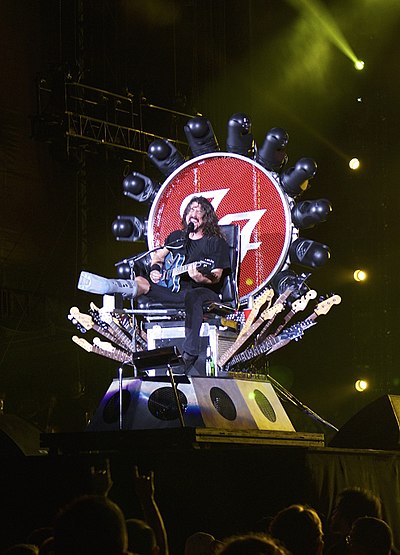 Foo Fighters in juli 2015; Dave Grohl speelde en zong met een gebroken been.