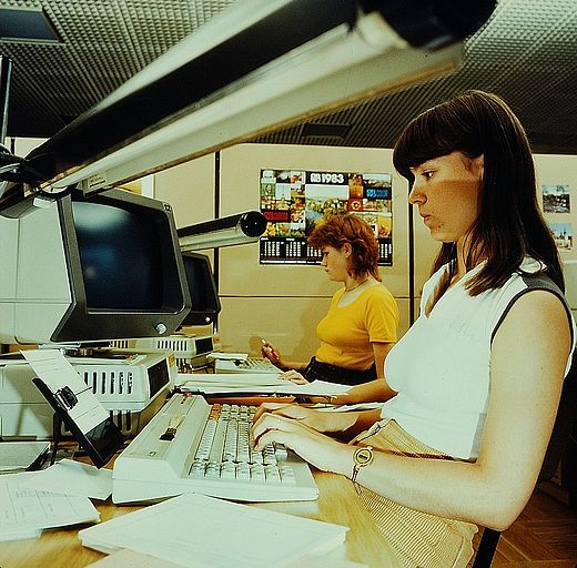 Vrouw gebruikt computer voor haar werk (1983)