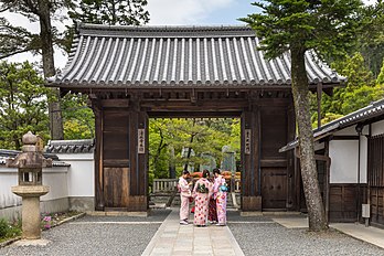 Quatro senhoras vestindo yukata, em frente ao Portão Norte (Kita So-Mon) do templo budista Kiyomizu-dera. O templo está localizado na cidade de Quioto, Japão. Foi construído por volta de 778 no monte Otoba, que consagra principalmente o Kuan Yin de Mil Braços. Originalmente pertencia à Seita Faxiang, da Escola de Yoga Somente Consciência, mas agora se tornou independente. O Templo Kiyomizu, o Templo Kinkaku-ji (Templo do Pavilhão Dourado) e o Templo Arashiyama Tenryu são os pontos turísticos mais famosos de Quioto. Há muitos peregrinos ou turistas que vêm para adorar e visitar durante todo o ano. Em 1994, o Templo Kiyomizu-dera foi listado como Patrimônio da Humanidade como parte das propriedades culturais da antiga capital de Quioto. (definição 5 839 × 3 893)