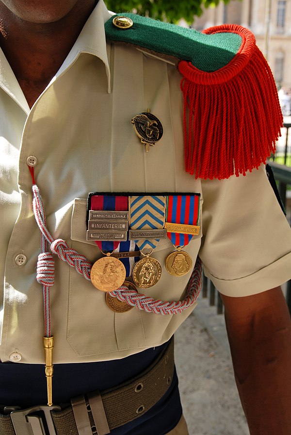 Blue and red fourragère of the Croix de Guerre TOE worn by a soldier of the 2nd Foreign Infantry Regiment (2e REI). The fourragère is the braided cord