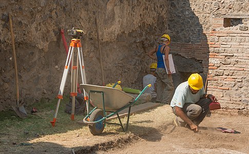 french archaeologists at work in Pompeii