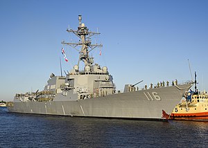 Geleceğin USS Thomas Hudner (DDG-116) resmi komisyonu.jpg önünde bir liman ziyareti için Donanma İstasyonu Mayport'ta demirliyor