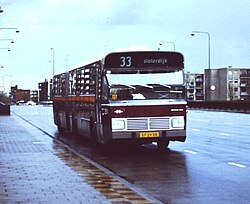 De 251 op lijn 33 op het Buikslotermeerplein, de foto moet van voor mei 1981 dateren omdat de bus nog naar Sloterdijk rijdt