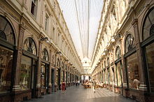 vue en enfilade de la galerie bordée de boutiques et surmontée d'une immense verrière