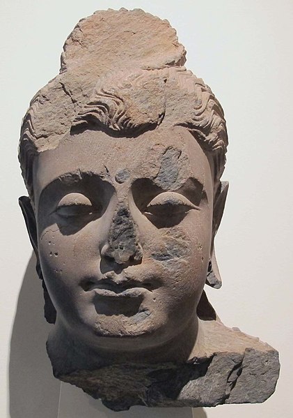 File:Gandhara, testa di buddha, da monastero di kharkai, I-III sec.JPG