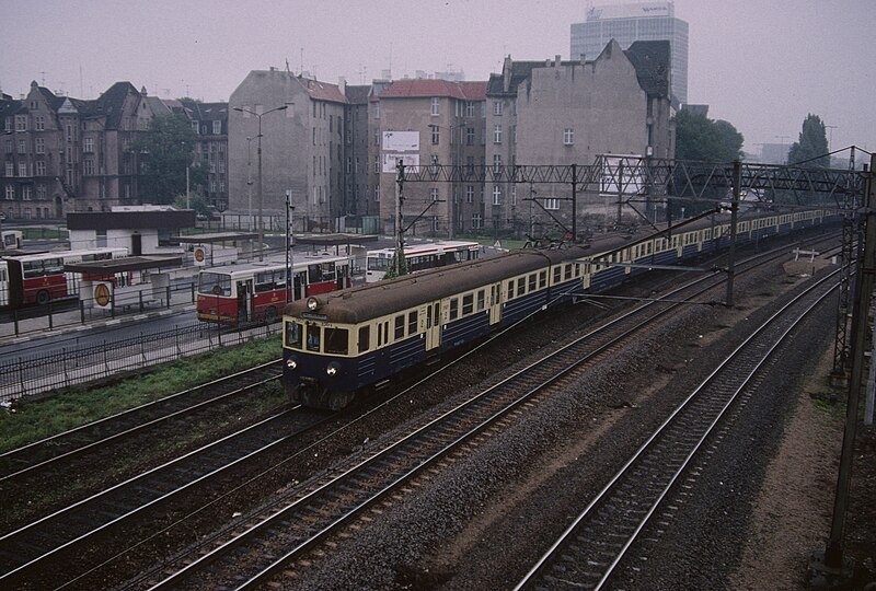 File:Gdańsk, EN57 Polskie Koleje Państwowe (PKP) (SIK 03-036839).jpg