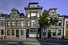 Herenhuis in eclectische stijl met neorenaissance-elementen Drie vm. herenhuizen in eclectische stijl met neorenaissance-elementen (Woningen, kantoor, winkel, kamerverhuur)