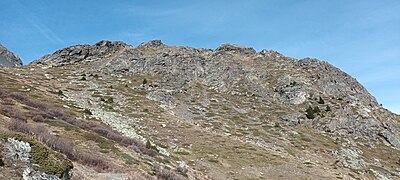 La face ouest du sommet, et ses crêtes septentrionales.