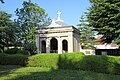 Friedhof mit den Umfassungsmauern, unter anderem an der Nordstraße, ausgleichender Granitsockel und Klinkermauer mit Zwischenpfosten in Klinker, dazu das Gruftgebäude für Heinrich Robert Marx