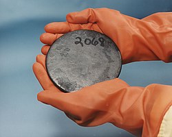 Urán, najbežnejšie sa vyskytujúci aktinoid na Zemi. Na snímke je obohatený urán, používaný ako palivo pri štiepnej reakcii.