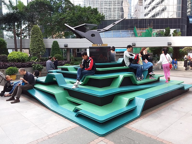 File:HK 灣仔北 Wan Chai North 告士打道花園 Gloucester Road Garden sculpture Dec 2018 SSG 01.jpg