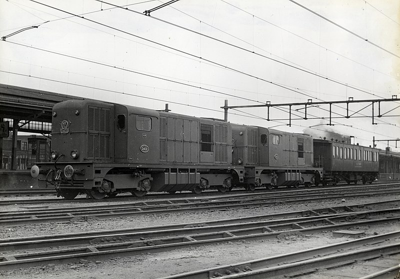 File:HUA-154295-Afbeelding van de diesel electrische locomotieven nrs 2402 en 2401 serie 2400 2500 van de NS met een rijtuig tijdens een proefrit te Almelo.jpg