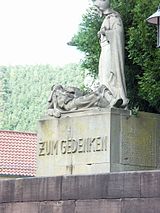 Kirchhof mit Friedhofskreuz und Kriegerdenkmal