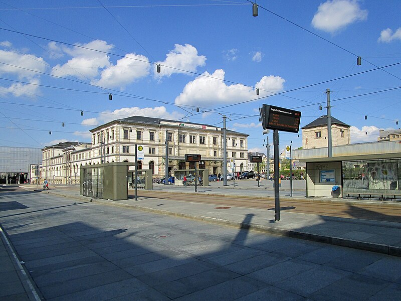 File:Hauptbahnhof Chemnitz und Bahnhofsvorplatz 2015.jpg